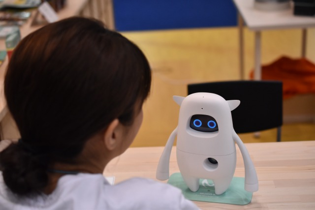 AI英会話ロボットMusio（ミュージオ）が英語の教科書「Here We Go 